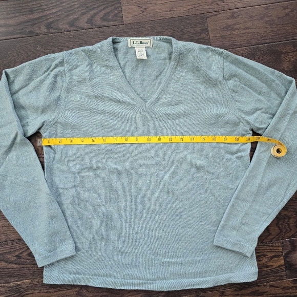 Women's LL Bean soft Aqua wool v-neck sweater - Picture 2 of 4